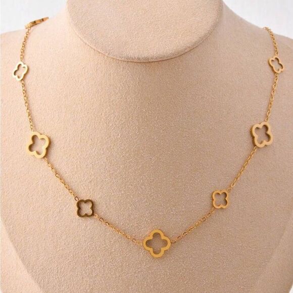 Elegant Gold Clover Necklace A1568 - Picture 1 of 3